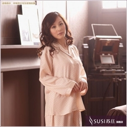 性感丝绸<em>睡衣美女</em>《林曼曼穿<em>睡衣</em>照片《透明丝